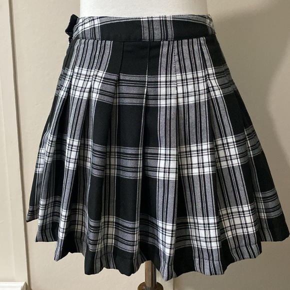 Forever 21 Black and White Plaid Skirt, Size Small - Picture 3 of 7